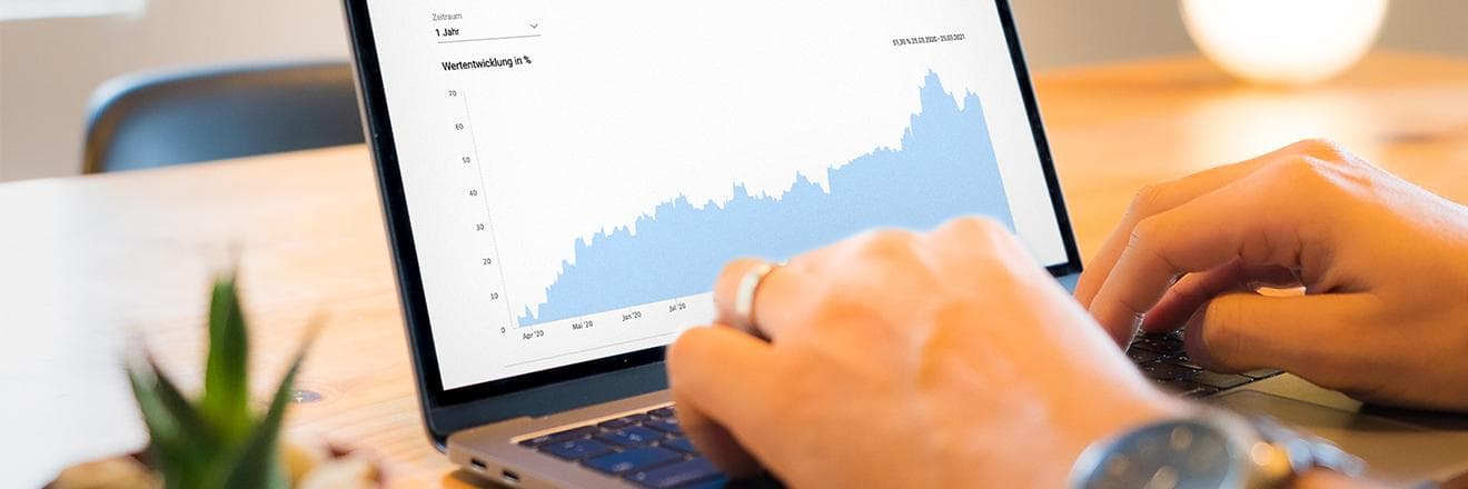 Analyse der Wertentwicklung einer Anlagestrategie in der moneymeets App auf einem Laptop